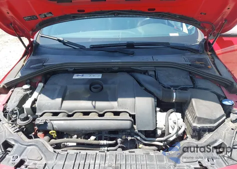 2015 Volvo V60 T6 R-Design z USA, uszkodzony, nr VIN YV1902SP7F1221377